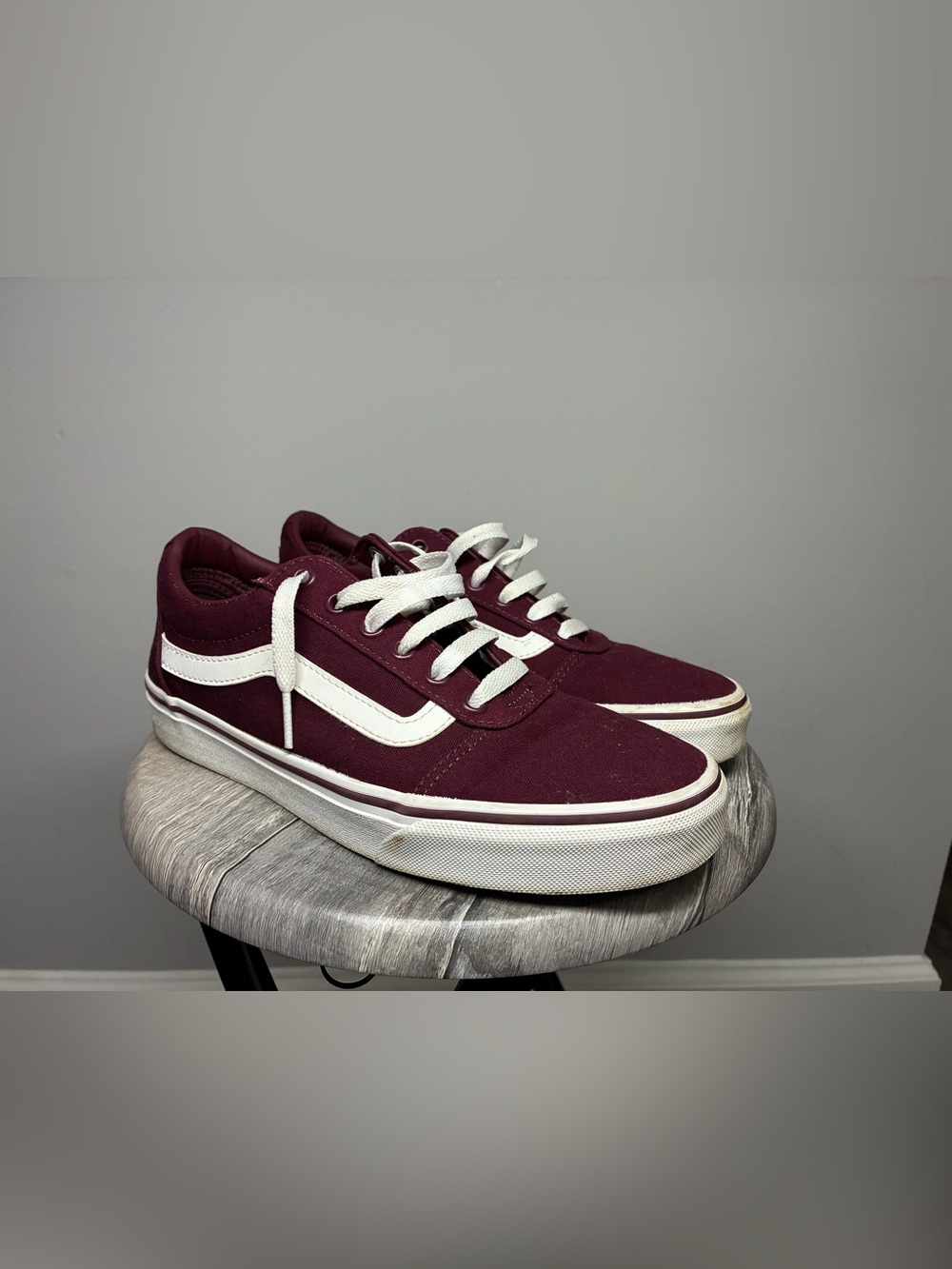 🛹 Women’s Vans Low-Top Canvas Skate Shoe - Size 8